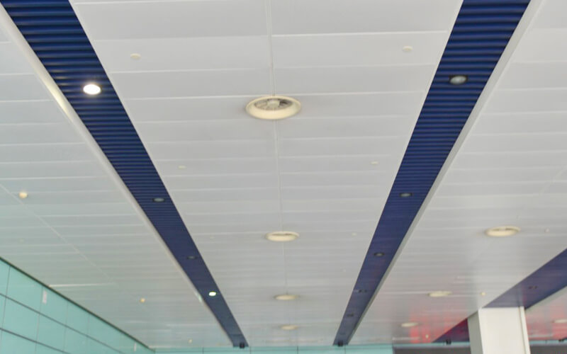 Instalación de techo de cinta de aluminio